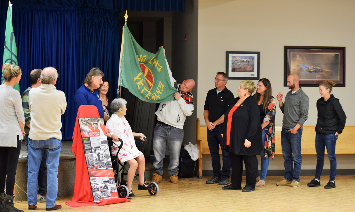  Families looking at the HK veterans flag with the unveiled plaque