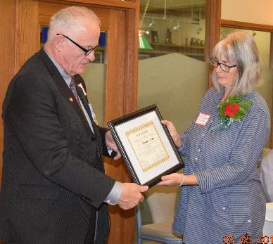 Pat Connery receiving the 
		Chinese Peace Medal on behalf of her late father Arthur Schwartz from 
		Art Hanger