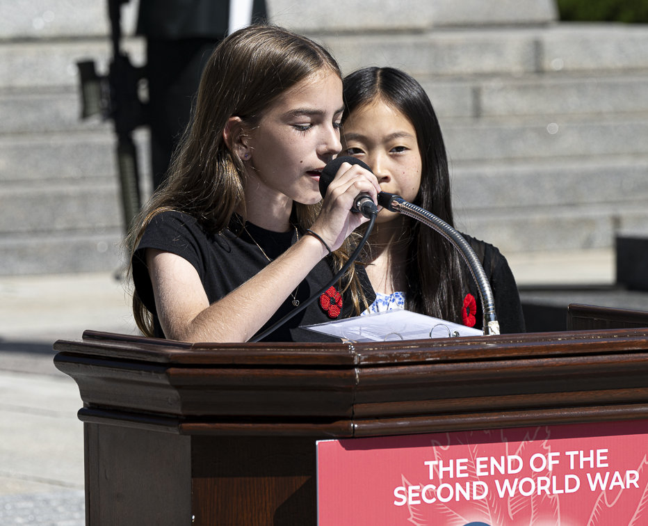 Delia Carver-Kronick and Mary Tang recite the Commitment
to Remember at the National War Memorial (Richard Lawrence
photo) Delia Carver-Kronick and Mary Tang recite the Commitment
to Remember at the National War Memorial (Richard Lawrence
photo)